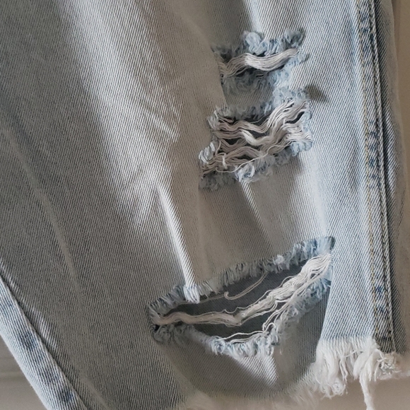 LIGHT STONEWASHED RIPPED JEAN SHORTS - Picture 3 of 9